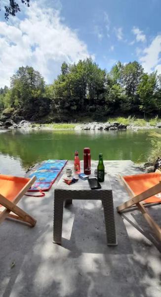 A la foto es mostra l'objecte Vikendica Krivaja sa bazenom i privatnom plažom situat a la ciutat de Babice Gornje.
