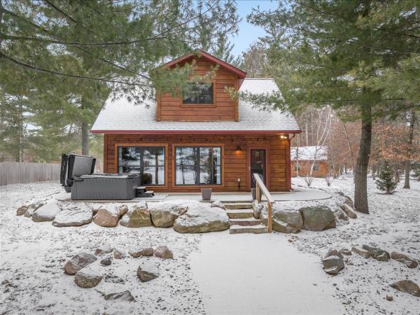A la foto es mostra l'objecte North Loon Cabin situat a la ciutat de Breezy Point.