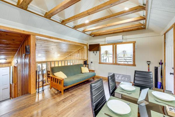 A la foto es mostra l'objecte Tiny Home w/ Deck & Mtn Views in Lake Arrowhead! situat a la ciutat de Crest Park.