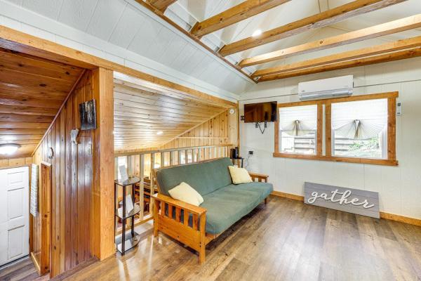 Foto 5: Tiny Home w/ Deck & Mtn Views in Lake Arrowhead!