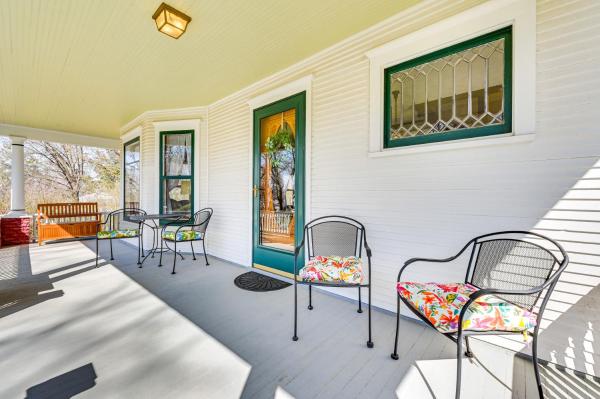 Op de foto is het object Chestnut Hill Vintage Farmhouse with Deck and Yard te zien, gelegen in de stad Atlantic.