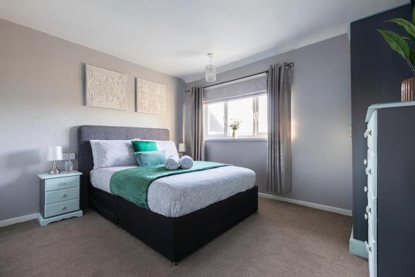 Auf dem Foto ist das Objekt Clicketts - 3-Bedroom, Full Entire House, Sleeps 6 guests, Free wifi, Street Parking, Smart TV, Basildon, Essex London in der Stadt Basildon zu sehen.