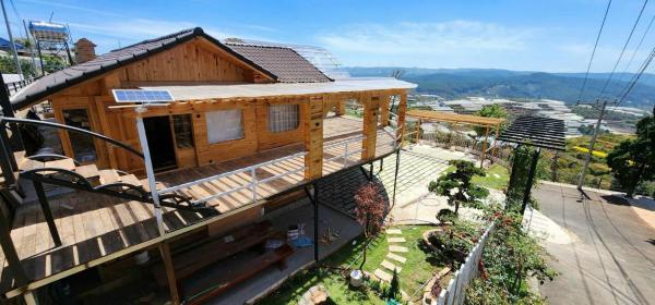 På bildet vises objektet Chuyện Của Mây Villa som ligger i byen Ấp Ða Lôc.