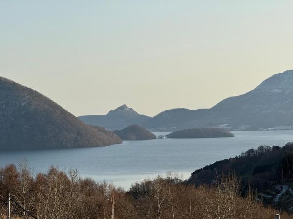 Auf dem Foto ist das Objekt Lake Toya Brown House- Great lake views, quiet and spacious in der Stadt Tōya-See zu sehen.