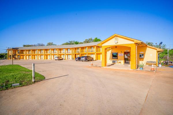 A la foto es mostra l'objecte Regency Inn By OYO Rockdale TX situat a la ciutat de Lexington.