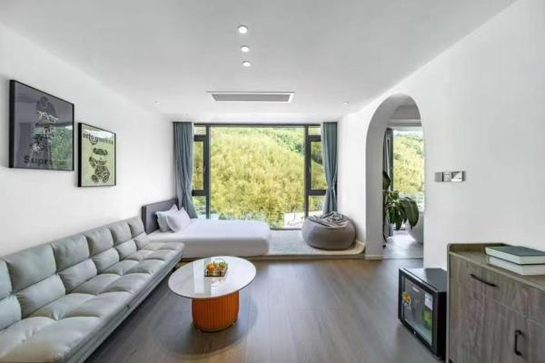 A la foto es mostra l'objecte Moganshan Qingyue Banxia Hot Spring Resort situat a la ciutat de Fatou.
