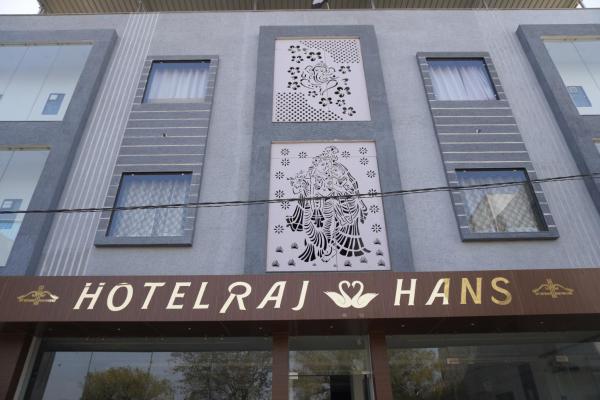 Nella foto è visibile l'oggetto Hotel Raj Hans-500 meter khatu shyam ji temple situato nella città di Goriān.
