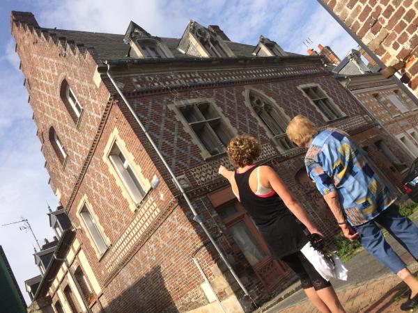 A la foto es mostra l'objecte Vives les vacances situat a la ciutat de Arques-la-Bataille.