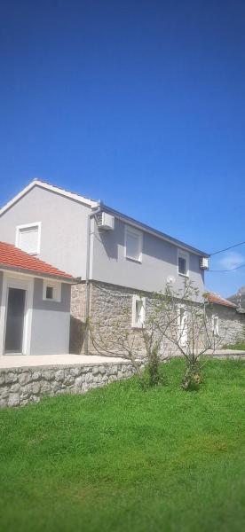 A la foto es mostra l'objecte Apartmani Matej situat a la ciutat de Trebinje.