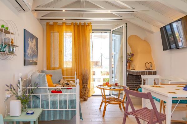 A la foto es mostra l'objecte Dollhouse Loft Apartment by MPS situat a la ciutat de Lákka.