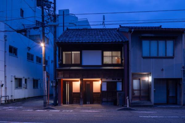 写真には津幡町市にあるHigashiyama Houseが写っています。