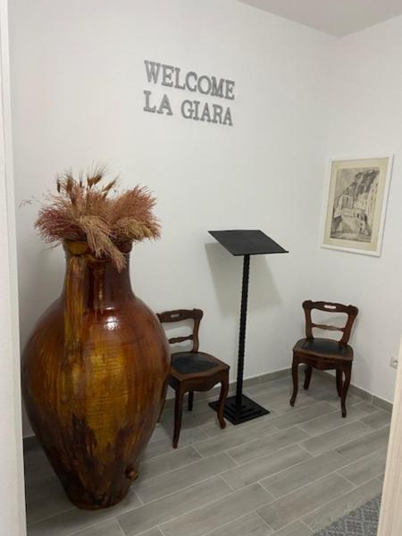 写真にはアルゲーロ市にあるLa Giaraが写っています。
