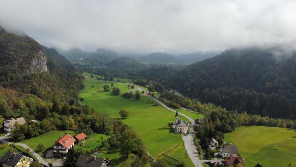 En la foto se muestra el objeto Under Rock Guesthouse ubicado en la ciudad de Bled.
