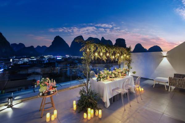 A la foto es mostra l'objecte Yangshuo QingQing Riverside Inn situat a la ciutat de Yangshuo.
