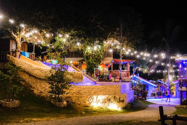 A la foto es mostra l'objecte Mad Monkey Siquijor situat a la ciutat de Ytaya.