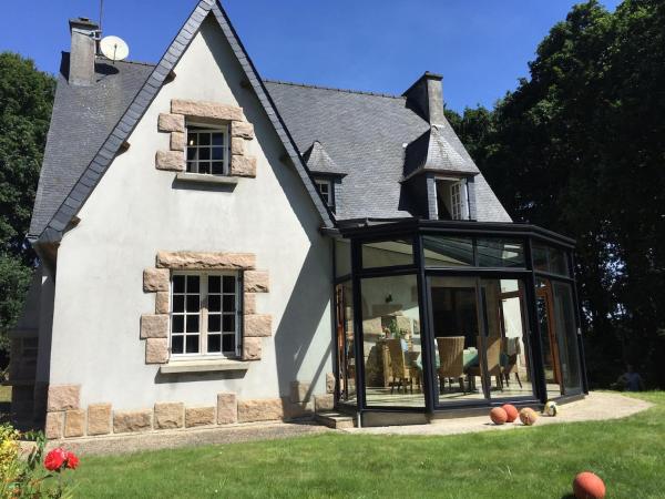 På bilden syns objektet Morlaix - Maison au milieu des bois som ligger i staden Le Cloître-Saint-Thégonnec.