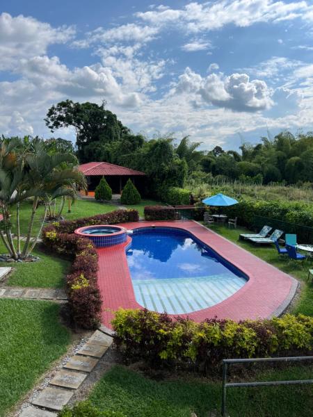 写真にはEl Caimo市にあるLa Gloria Finca Hotelが写っています。