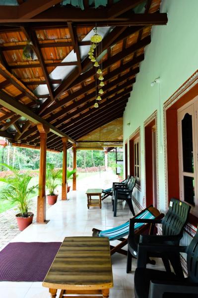 A la foto es mostra l'objecte Prakruthi Home Stay situat a la ciutat de Bālehonnūr.