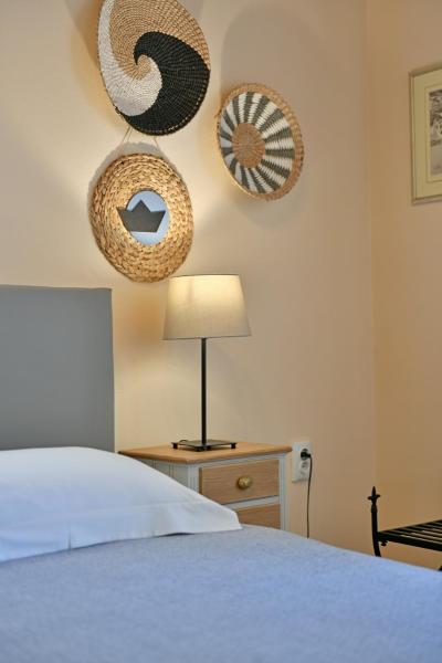 På billedet ses objektet Athina Guesthouse beliggende i byen Mandraki.