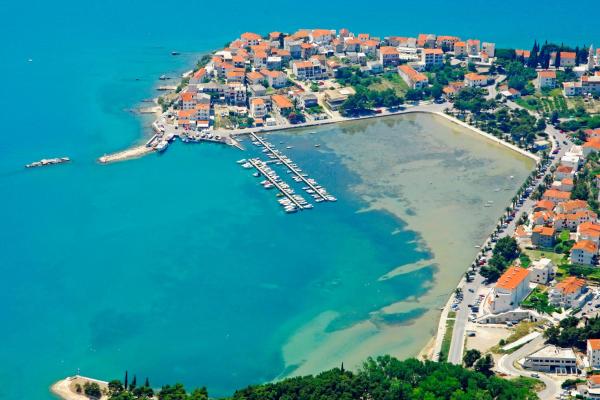 Op de foto is het object Sea Breeze Studio Apartment, 30m to Pebble Beach, Central Stobreč with Summer Amenities te zien, gelegen in de stad Split.