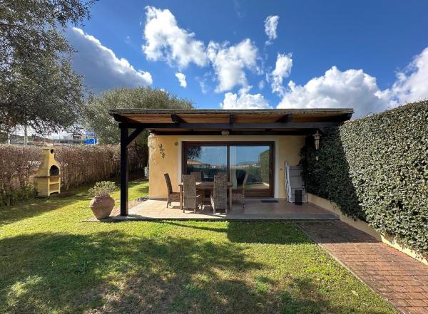 Na zdjęciu widoczny jest obiekt Spiaggia a 5 Minuti, Giardino e Vista Mare - Due Splendide Villette Indipendenti położony w mieście Palau.