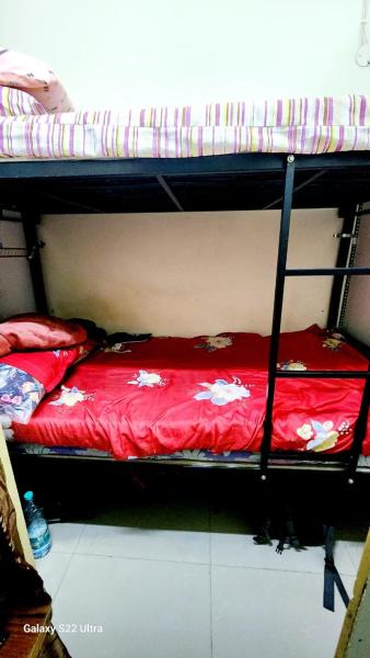 På billedet ses objektet Partition Men bed Space beliggende i byen Dubai.