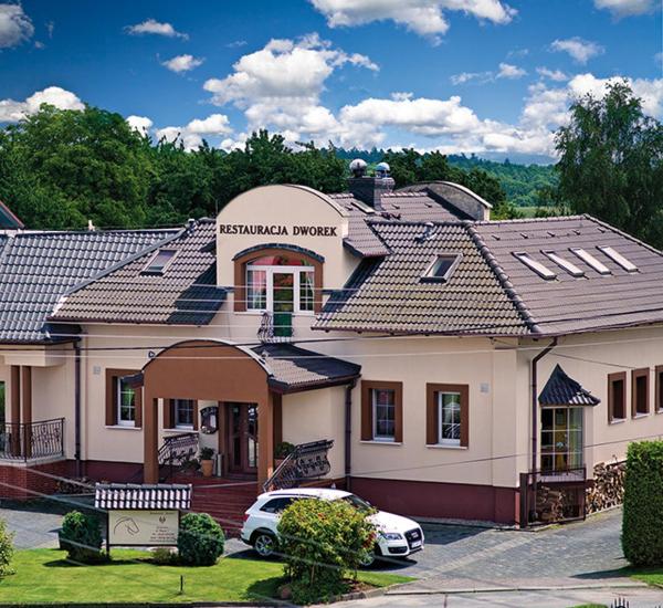 Auf dem Foto ist das Objekt Dworek in der Stadt Szonowice zu sehen.