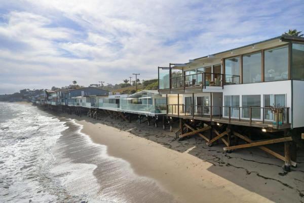 Na zdjęciu widoczny jest obiekt Malibu Cove Colony Beach by Stay Awhile Villas położony w mieście Malibu.
