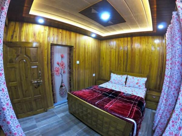A la foto es mostra l'objecte Gyalsang Homestay situat a la ciutat de Mirik.