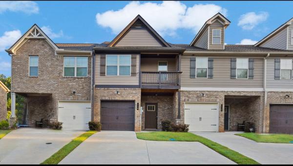 Na fotografii je vidět objekt 3bed townhouse in McDonough GA nacházející se ve městě McDonough.