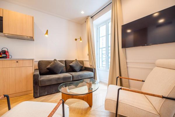 Kuva 1: Flat by River & Bastille