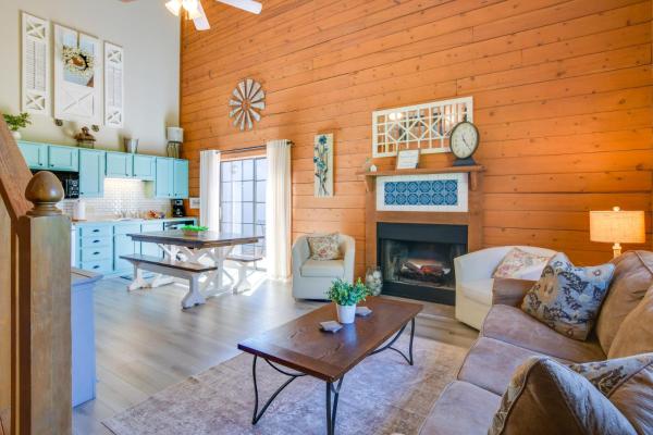 A la foto es mostra l'objecte 3 Mi to Branson Strip! Townhome w/ Deck & Porch situat a la ciutat de Branson.