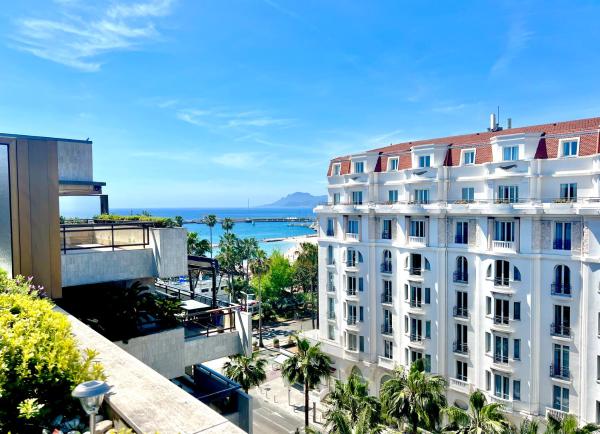 Nella foto è visibile l'oggetto Grand 2 pieces Gray d'Albion situato nella città di Cannes.