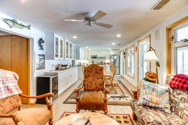 Foto 5: Dock, Deck and Fire Pit Lakefront Home in Walker!