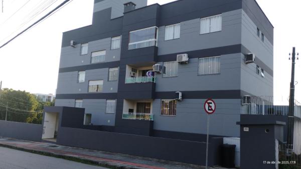 The photo shows the Apê aconchegante located in the city of São José.
