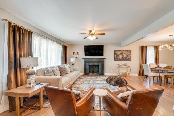 Auf dem Foto ist das Objekt 4 Mi to Churchill Downs: Updated Retreat w/ Deck! in der Stadt Elizabeth zu sehen.