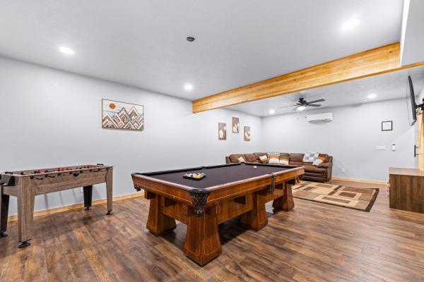 Na foto é possível ver o objeto Peak-A-View - Beautiful pet friendly A-frame on 2 acres w/ panoramic views and trailer parking localizado na cidade de Donnelly.