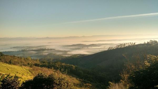 På billedet ses objektet Refúgio no Topo da Montanha em sítio agroflorestal beliggende i byen Jambeiro.