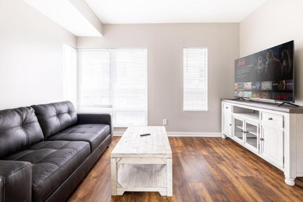Luxury Downtown Townhome Private Garage Unit 3, Cleveland