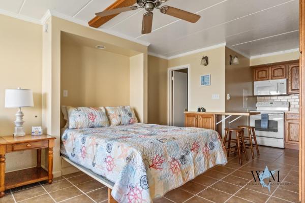 Zdjęcie 2: Studio with modern kitchen, one block to beach, boardwalk, and has a pool!