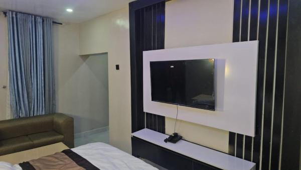 Babay tavern and Suites, Mama