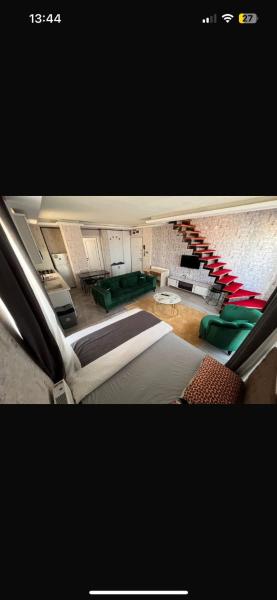 На фото показан объект 50 yıl SUIT APART RESIDANCE, расположенный в городе Yenişehir.