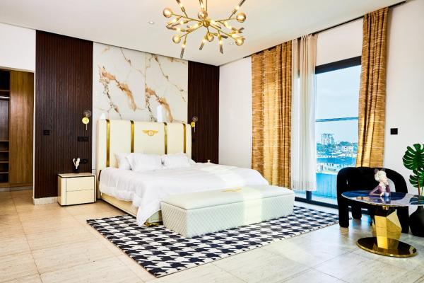 Na foto é possível ver o objeto Appartement Meublé Moderne 7 pièces avec Jacuzzi localizado na cidade de Bonabéri.