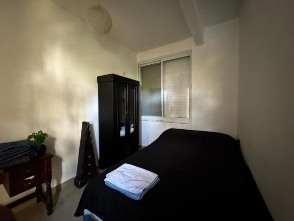 A la foto es mostra l'objecte 2 room apartment cozy nest situat a la ciutat de Haifa.