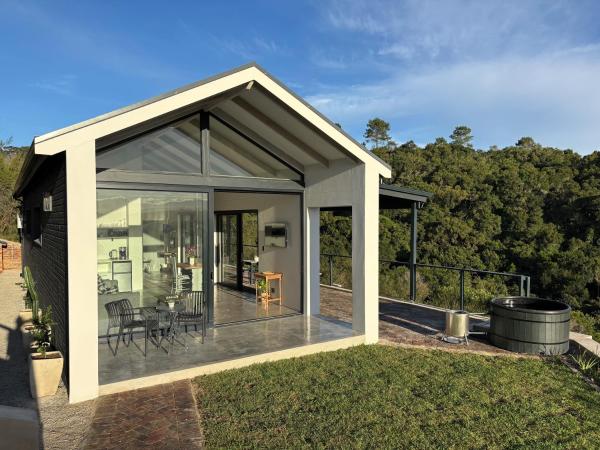 Hillandale Huddle - Modern Forest Cabin Near Plett - Plettenberg Bay