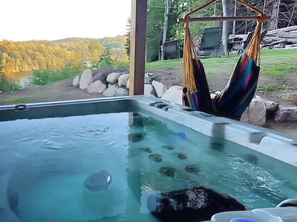 På billedet ses objektet Forest Chalet with Hot Tub & Lake Views near Mont Saint-Sauveur beliggende i byen Estérel.
