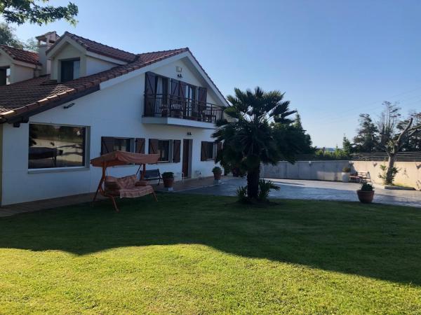 Na fotografii je vidět objekt Villa Güezmes nacházející se ve městě Somo.