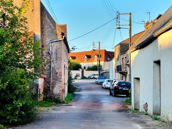 A la foto es mostra l'objecte Maison dans petit village du Morvan situat a la ciutat de Rouvray.