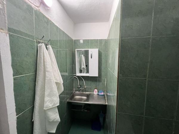 A la foto es mostra l'objecte Gjogu's room situat a la ciutat de Berat.