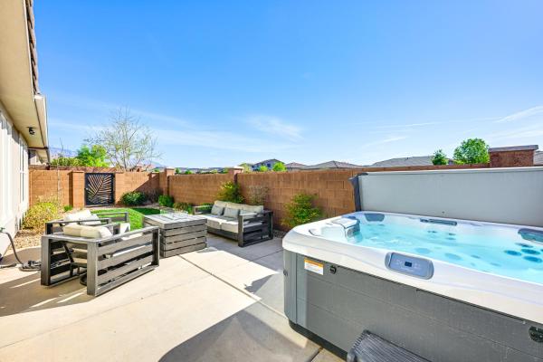 A la foto es mostra l'objecte Private Hot Tub & Community Pool: Washington Home! situat a la ciutat de Washington.